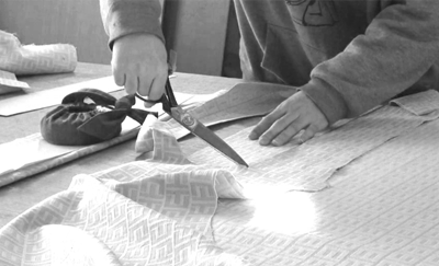 作業の流れ ミーティングチェア（布地）②生地を断裁・縫製し、カバーを作成します。